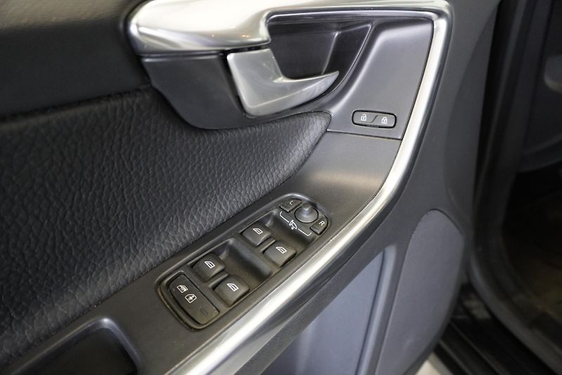 Volvo XC60 D5 MOMENTUM AWD AUT. - fotka 10 z 26