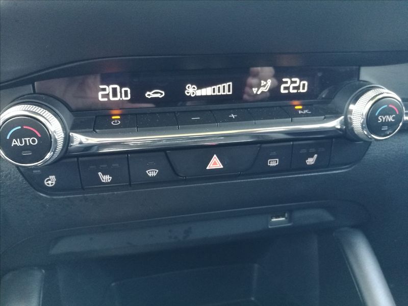 Mazda 3 2,0 i SkyactivG 1.majitel - fotka 9 z 25