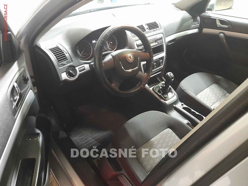Škoda Octavia (2011) 1.6, ČR, servis.kniha, AC - fotka 3 z 3