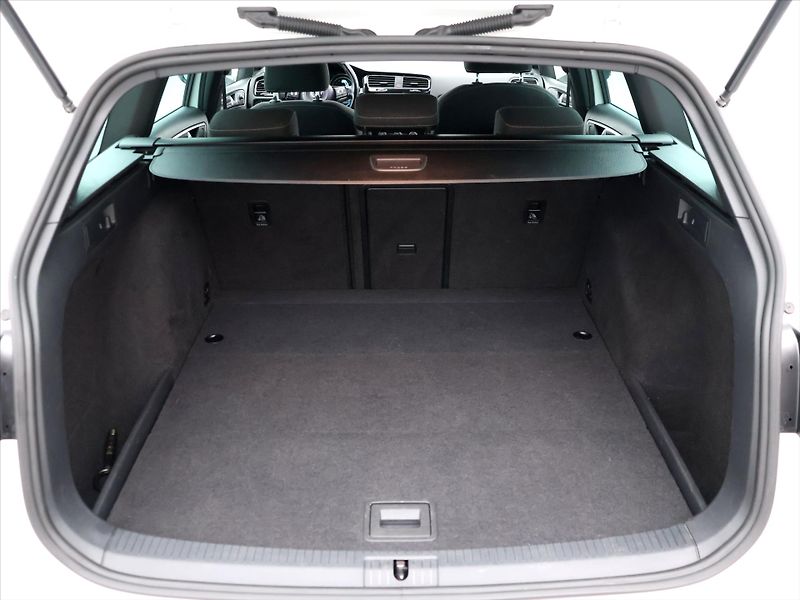 Volkswagen Golf 2,0 TSI R 221kW DSG 4M 1.Maj - fotka 10 z 33