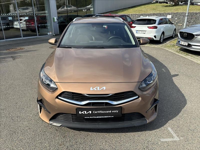 Kia Ceed 1,5 TGDi Spin ZÁRUKA KAMERA - fotka 8 z 35