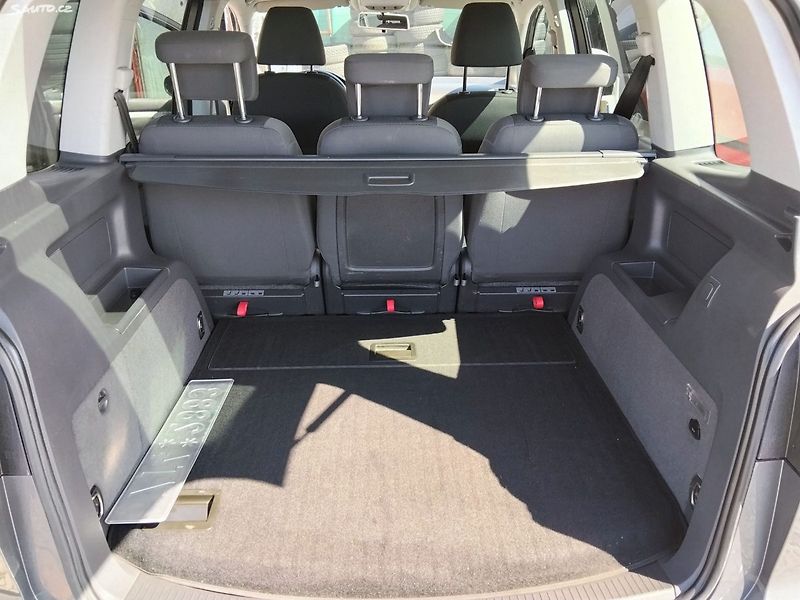 Volkswagen Touran (2011) - fotka 16 z 27