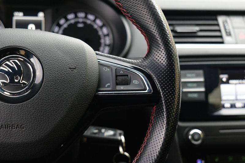 Škoda Octavia 2.0 TDI 135 kW RS Tažné - fotka 24 z 36