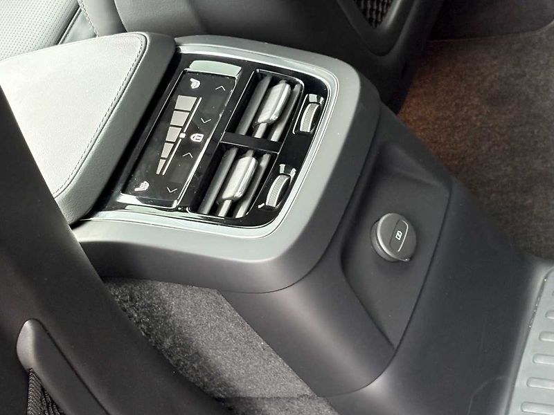 Volvo XC90 PlusDark T8,AWD,Plug-in hybrid - fotka 21 z 24