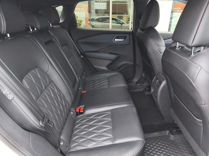 Nissan Qashqai 2021 ČR 1.3 DIG-T 116kW TEKNA+ - fotka 25 z 39