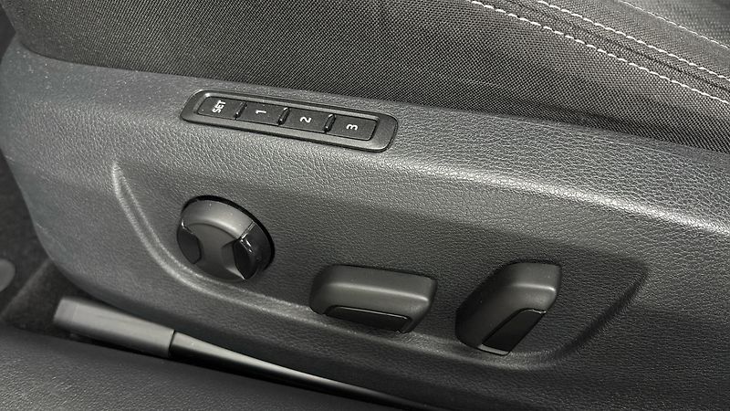 Škoda Superb 2.0 TDI DSG Style Combi - fotka 21 z 27