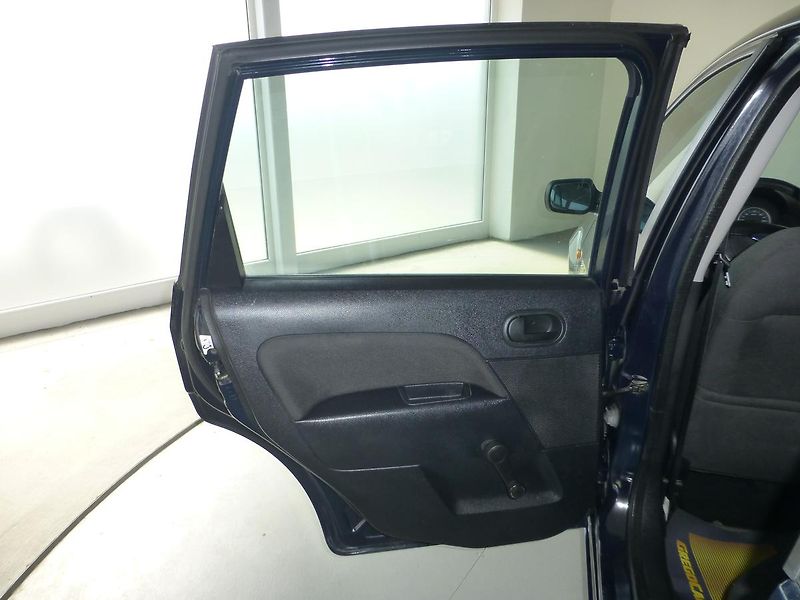 Ford Fiesta (2005) 1,3i-**ALU KOLA***KLIMATIZACE* - fotka 11 z 22