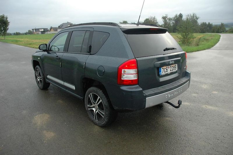 Jeep Compass 2,4  4x4 benzín kuže manual - fotka 5 z 15