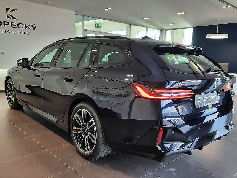 BMW Řada 5 (2025) 540d xDrive Touring M Sport - fotka 8 z 14