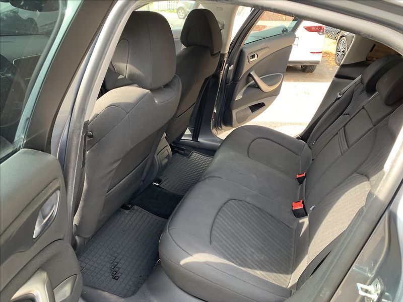 Citroën C5 2,0 i SERVISKA - fotka 17 z 19