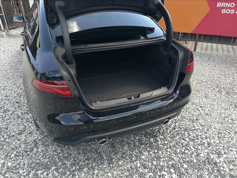 Jaguar XE 2,0 T 52000 km - fotka 19 z 23