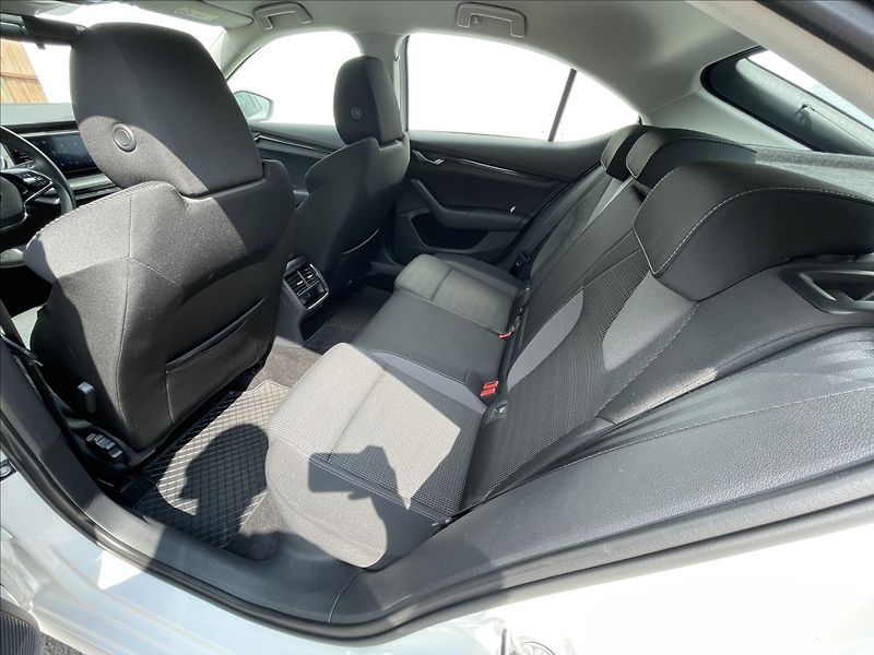 Škoda Octavia 1,0 TSI Ambition Plus LED+PDC - fotka 17 z 23