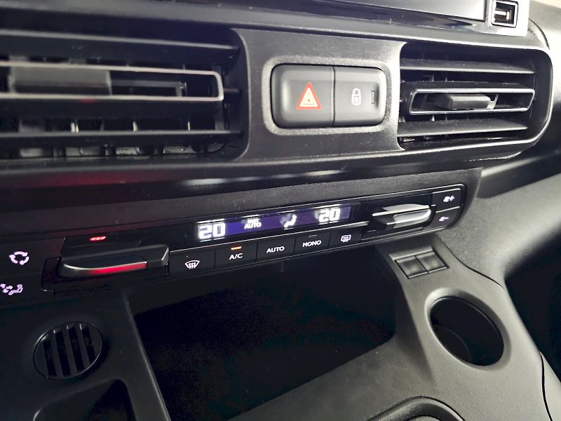 Toyota ProAce City Verso (2024) 1.2T 110k FAMILY SHORT 7S TAŽN - fotka 17 z 30