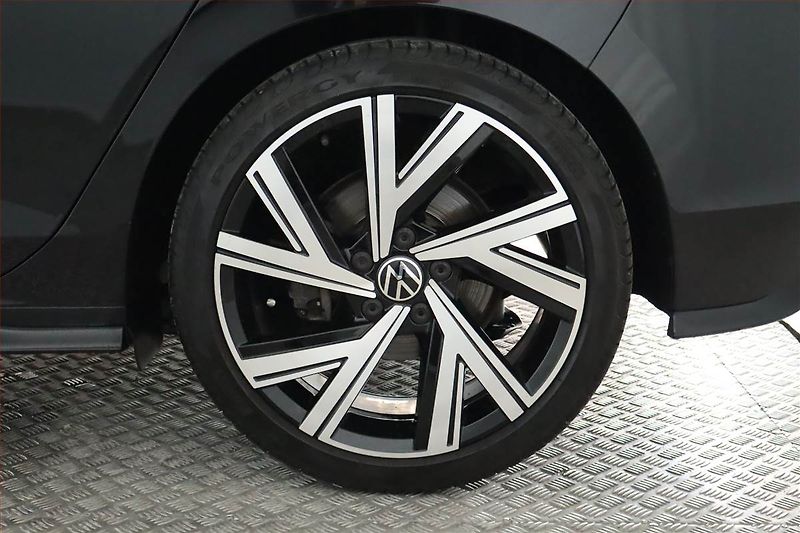 Volkswagen Golf (2021) R-Line 1.5 eTSI - fotka 15 z 25