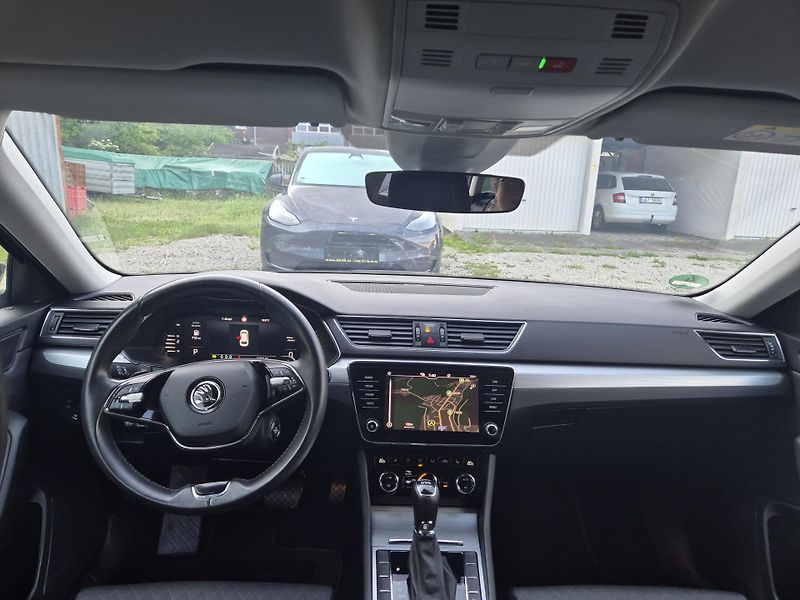Škoda Superb Combi 2,0TDi DSG 110kw 17ALU - fotka 10 z 44