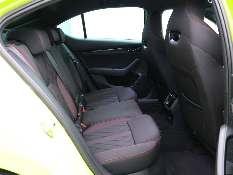 Škoda Octavia 2,0 TSI 180kW DSG RS CZ DPH - fotka 14 z 41