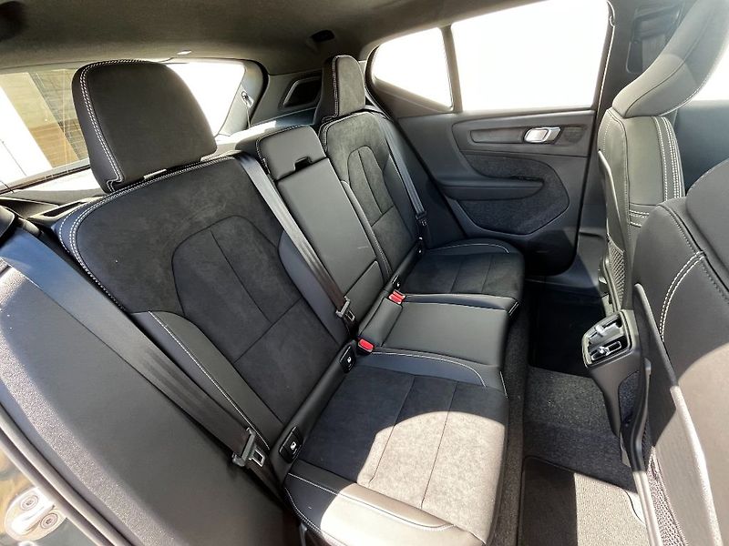 Volvo XC40 PLUS DARK B3 120kW - fotka 20 z 24