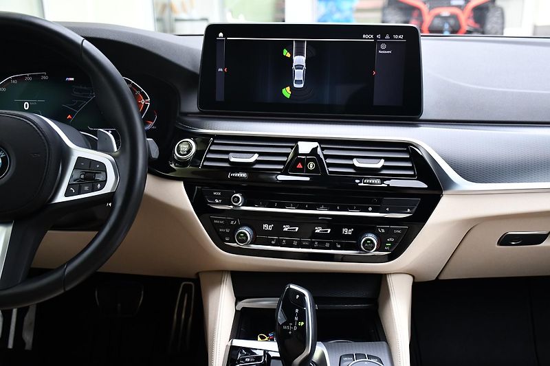 BMW Řada 5 520i M-SPORT 1M ČR REZERVACE - fotka 7 z 39