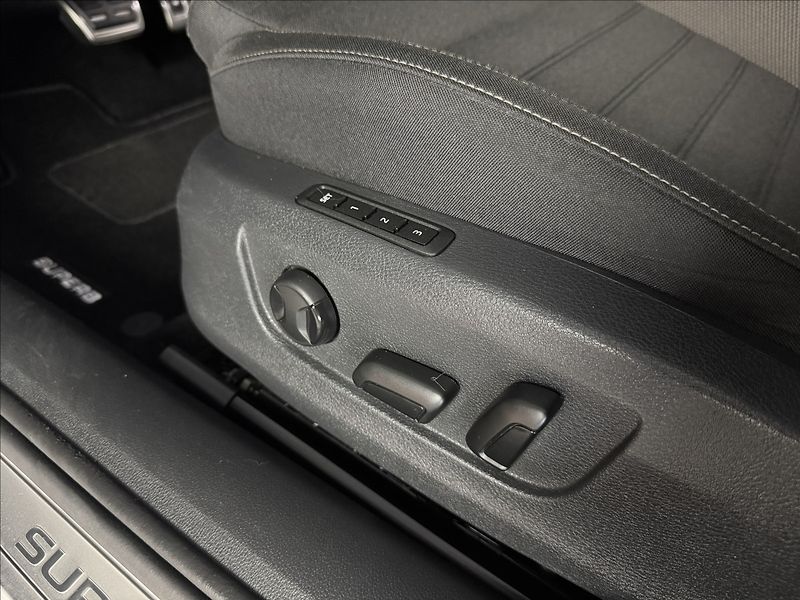 Škoda Superb 2,0 TDi  DSG 4x4 Scout Virtual - fotka 28 z 50