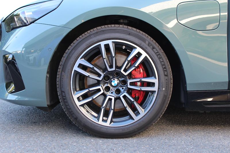 BMW Řada 5 550e xDrive - fotka 5 z 26