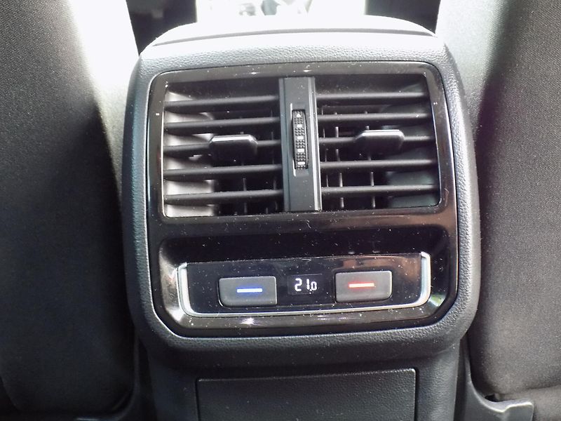 Volkswagen Passat 2,0 TDI 110 KW DSG VÝHŘEV LED - fotka 26 z 43