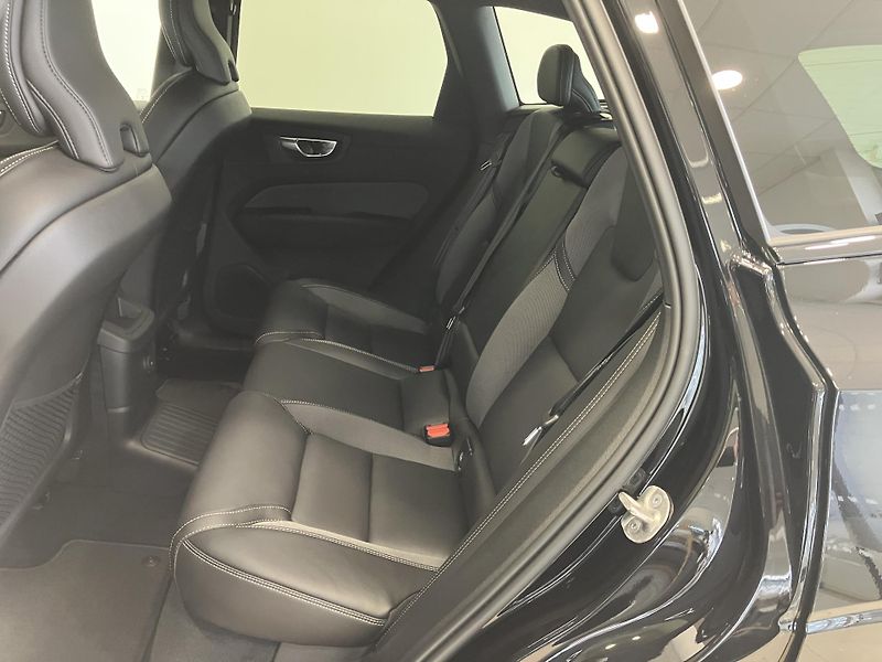 Volvo XC60 T6 AWD Black Edition Plus AT8 - fotka 12 z 40