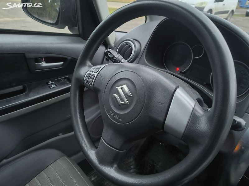Suzuki SX4 4X4,KRÁSNÝ,95KM,1MAJ74L,VÝBAVA - fotka 14 z 22