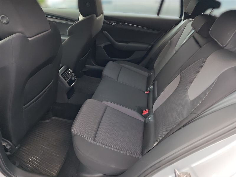 Škoda Octavia 2,0 TDI Ambition 4x4 DSG - fotka 8 z 11