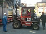 V dnešní době jsou vysokozdvižné vozíky považovány za klíčový nástroj pro manipulaci s materiálem v mnoha různých odvětvích. Na snímku je česká Desta.