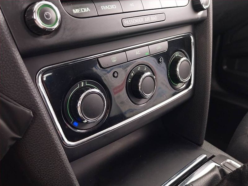 Škoda Superb (2012) 1.8 TSI, Serv.kniha, Xenony - fotka 13 z 16