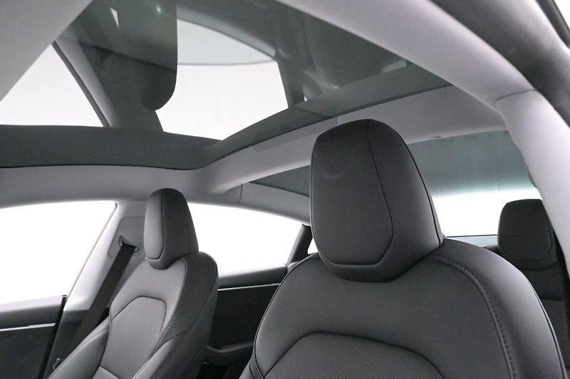 Tesla Model 3 long Range AWD Highland - fotka 18 z 23