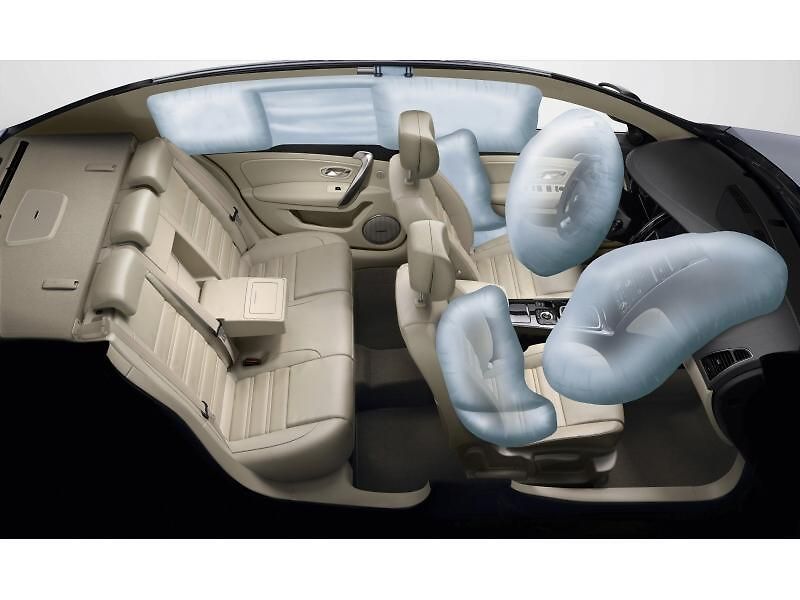 Renault Latitude je vlastně Samsung SM5, jen s jiným logem a drobnými změnami.