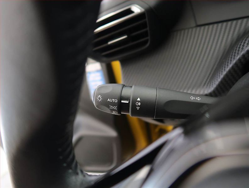 Peugeot 208 (2021) Active 50 kWh, SoH 93% - fotka 19 z 22