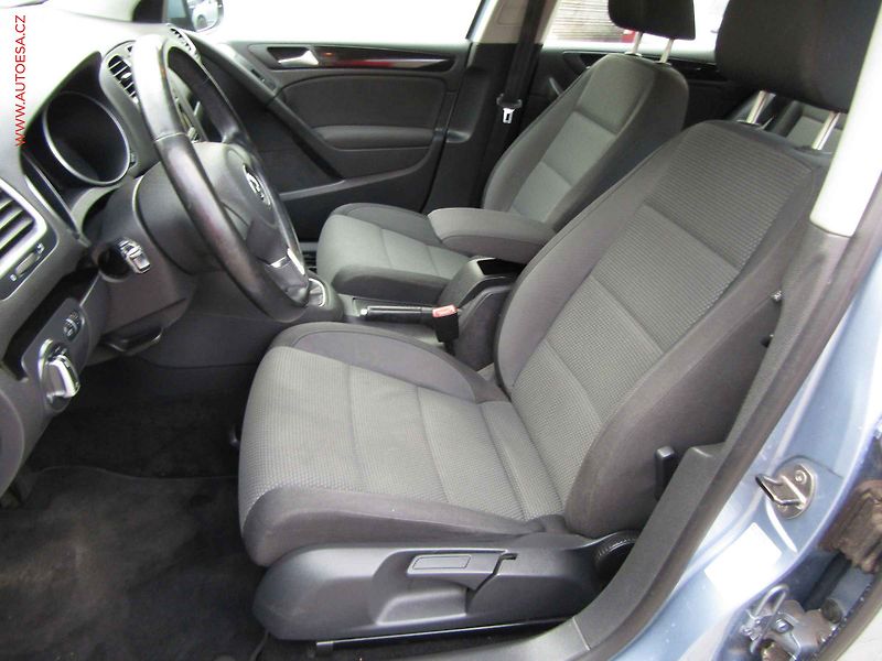 Volkswagen Golf (2009) 2.0 TDi, AC, výhřev sed - fotka 9 z 17