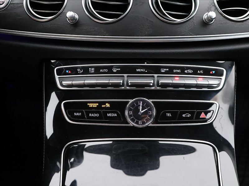 Mercedes-Benz Třídy E 2.0 220d 143kW 4Matic Aut. - fotka 24 z 34
