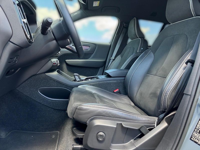 Volvo XC40 (2022) R-DESIGN B4 145kW AWD TAŽNÉ CZ - fotka 7 z 11