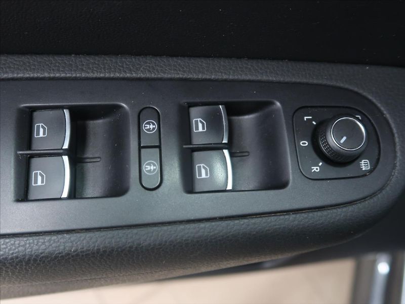 Volkswagen Sharan 2,0 TDI Highline LED panorama - fotka 16 z 39