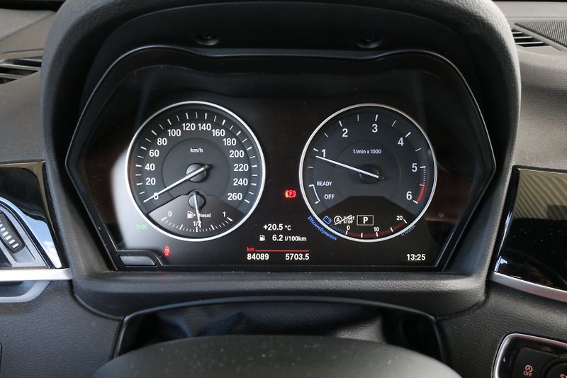 BMW X1 (2017) 2.0 xDrive25d SPORT LINE - fotka 19 z 48