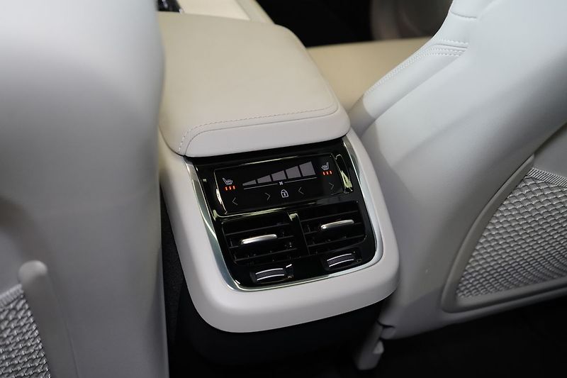 Volvo XC60 B5 ULTRA Dark, Bowers, Masáž - fotka 43 z 46