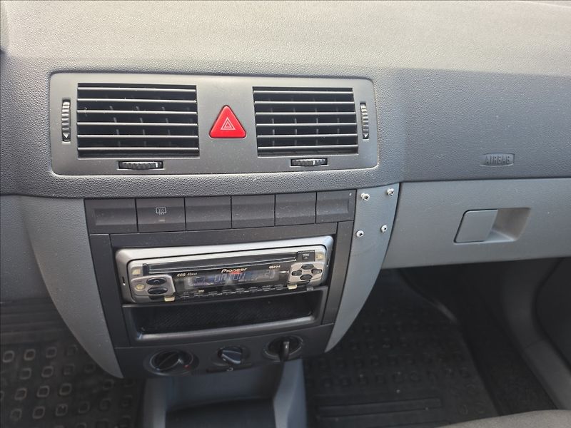Škoda Fabia 1,2 HTp Clasic SERVISOVÁNO - fotka 16 z 37