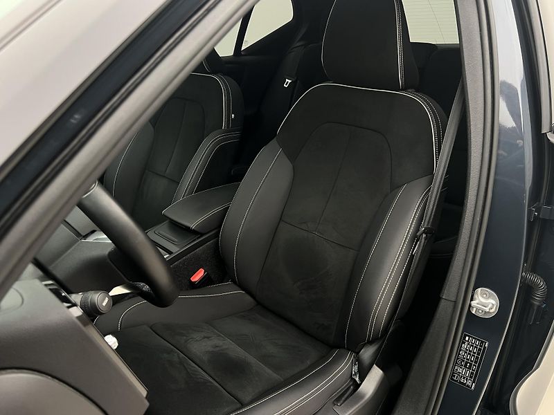 Volvo XC40 RECHARGE PRO AUT - fotka 17 z 44