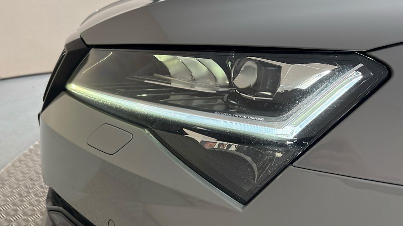 Škoda Superb 2.0 TDI DSG Sportline Combi - fotka 18 z 32