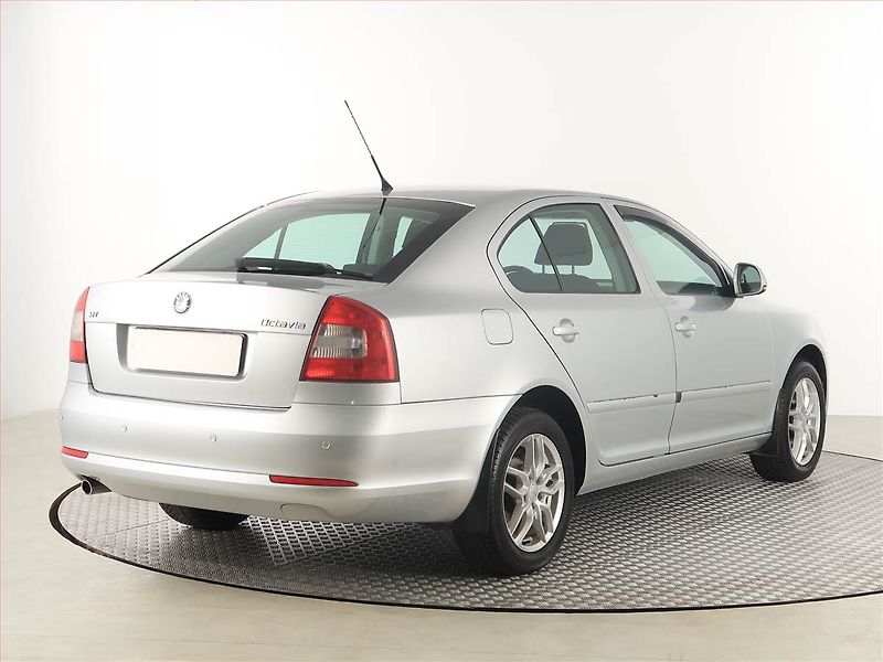 Škoda Octavia (2009) 1.6, Tempomat, Park. senzory - fotka 5 z 16