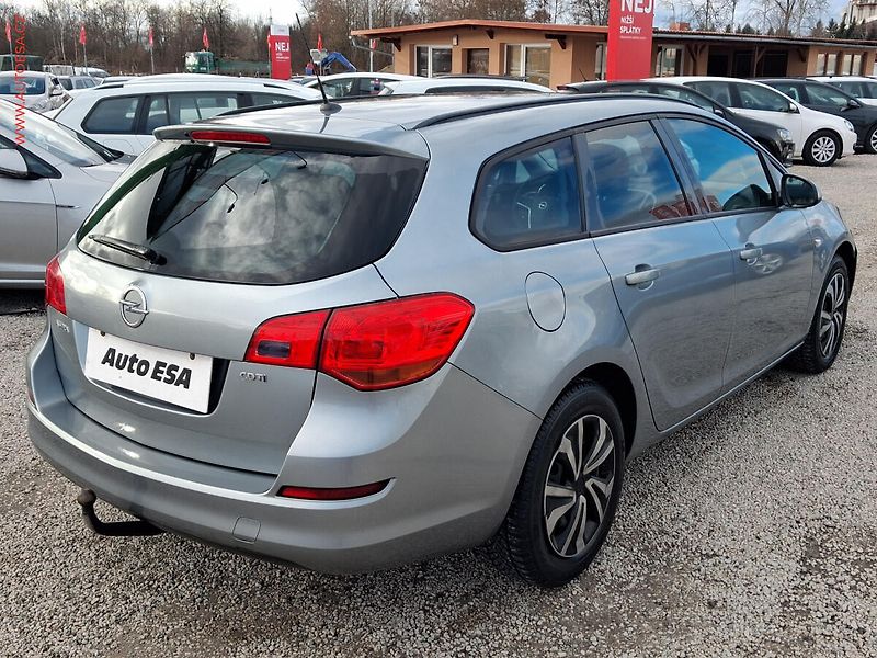 Opel Astra (2011) 1.7D, AAC - fotka 4 z 15