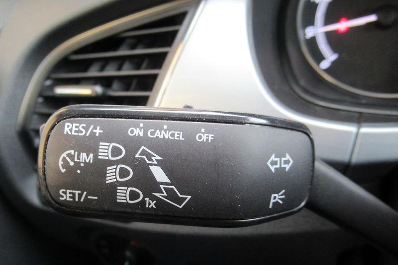 Škoda Fabia 1.0 TSi KLIMA VYHŘ. SEDADLA - fotka 18 z 25