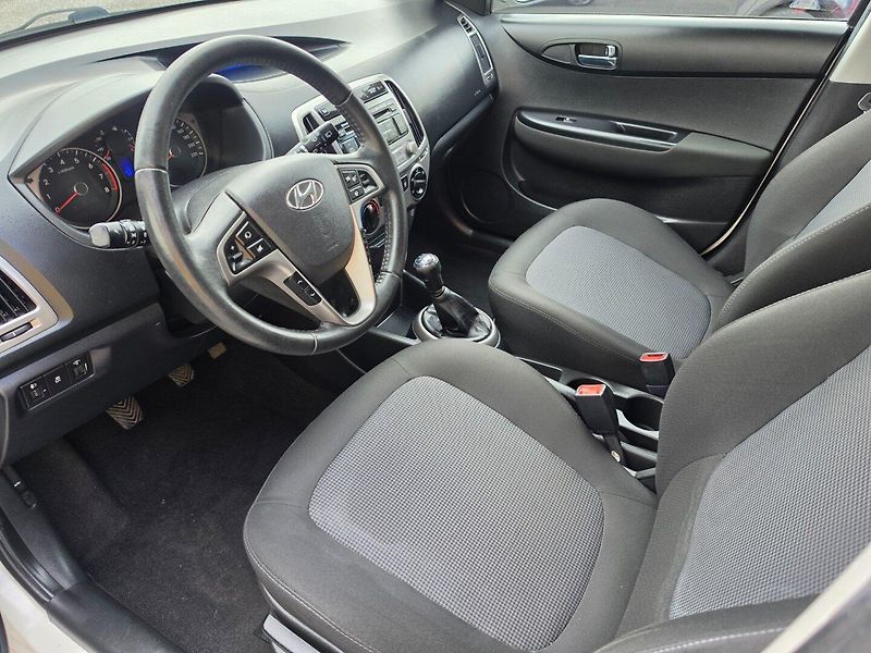 Hyundai i20 (2014) 1.2i Velmi pěkný - fotka 9 z 19