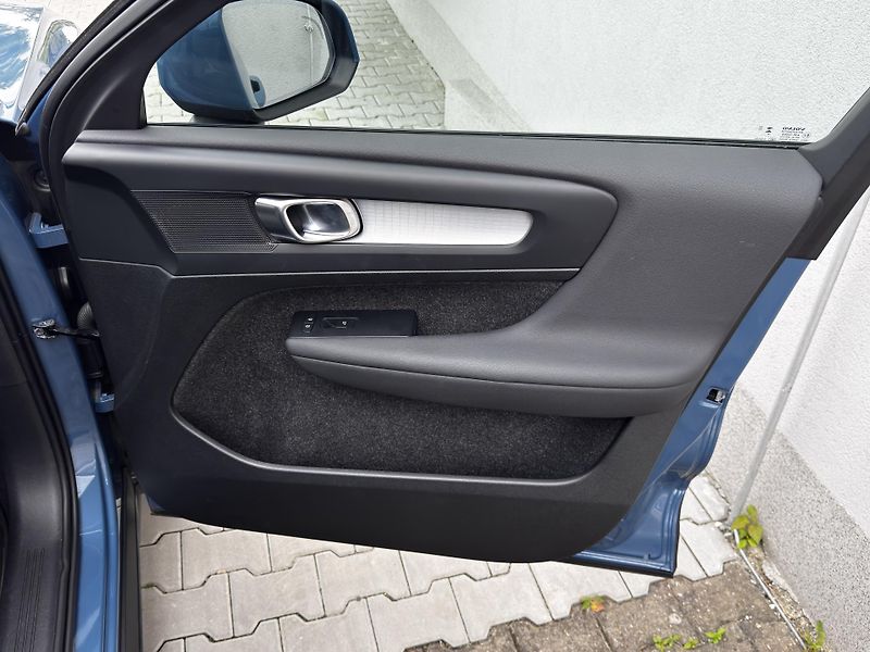 Volvo XC40 T2 FWD MOMENTUM // 1. maj. - fotka 14 z 41