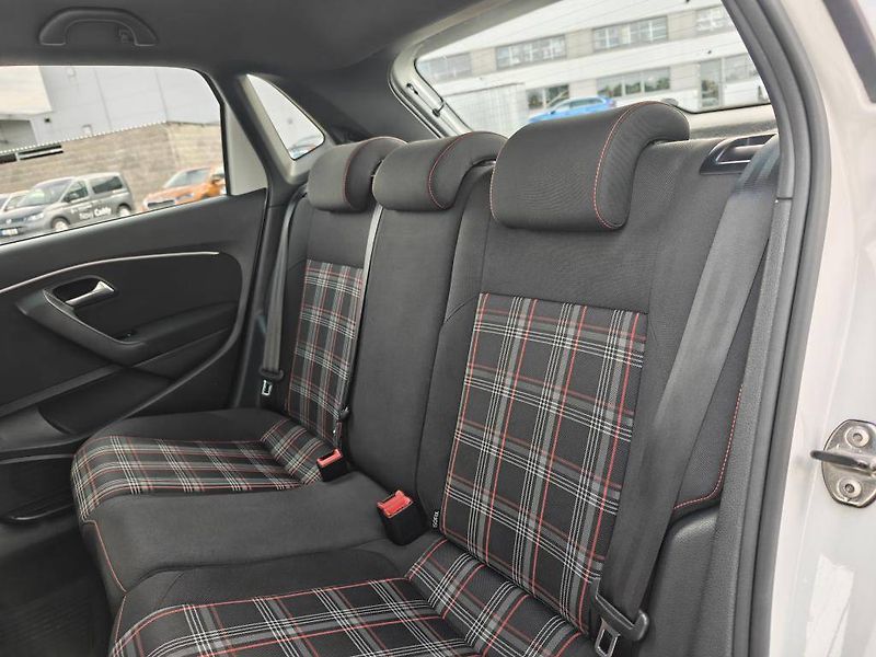 Volkswagen Polo GTI 1,8 TSI 141 kW 6MP 1,8 TSI - fotka 8 z 23