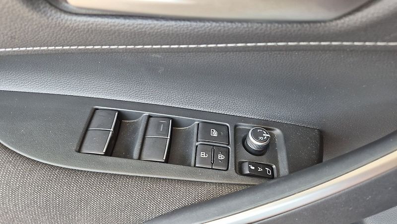 Toyota Corolla 1.8 HEV e-CVT Comfort Tech - fotka 20 z 23