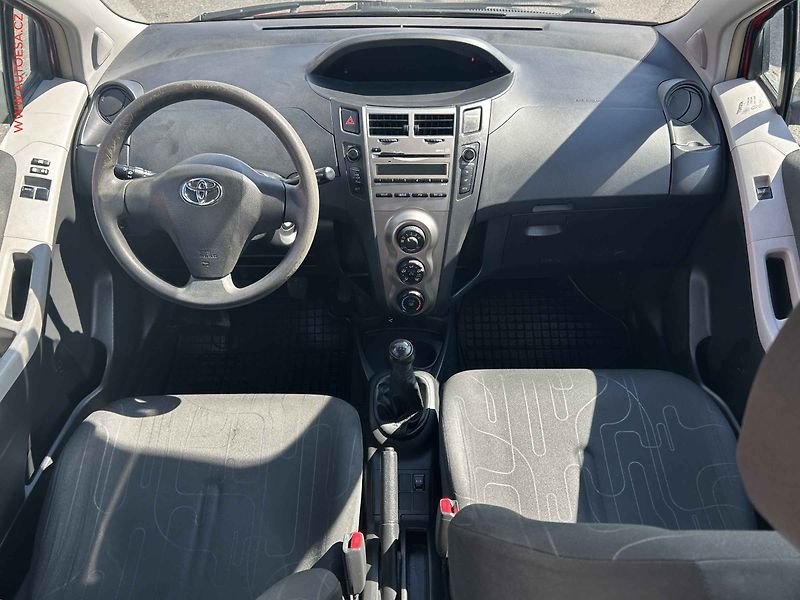 Toyota Yaris (2009) 1.0i, ČR - fotka 8 z 15
